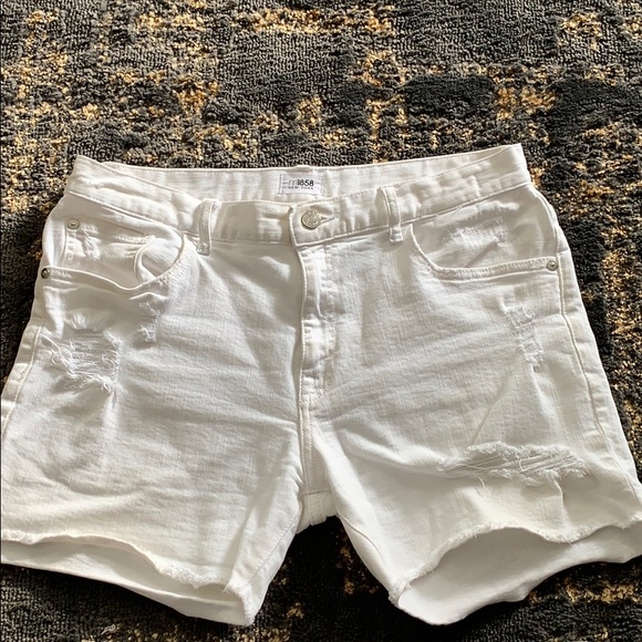 Women’s white jean shorts - Picture 1 of 3